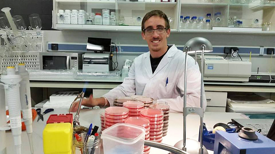 Adrià Mitjavila amb una bata en un laboratori